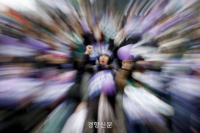 3.8 여성의날을 앞둔 6일 서울역광장에서 여성파업대회가 열리고 있다. 문재원 기자