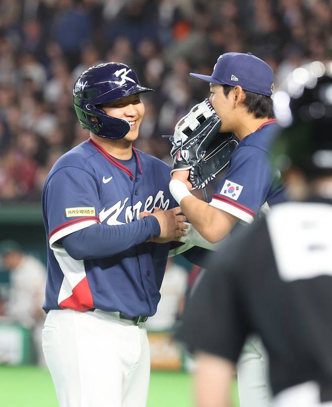 문보경이 9일 일본 도쿄돔에서 열린 2026 월드베이스볼클래식(WBC) C조 조별리그 최종전 대한민국과 호주의 경기에서 5회초 2사에서 1타점 적시타를 친 뒤 이정후와 자축하고 있다.