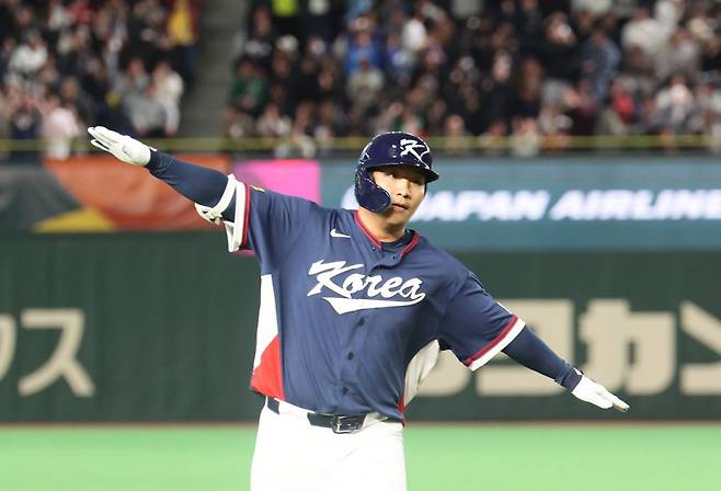 9일 일본 도쿄돔에서 열린 2026 WBC 1라운드 C조 호주와의 최종전 2회초 무사 1루에서 문보경이 투런포를 쏘아 올린 뒤 비행기 세리머니를 하고 있다. 연합뉴스