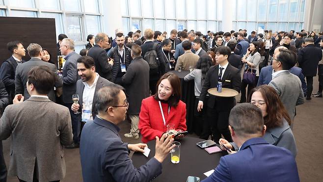 9일 '이스트웨스트 바이오파마 서밋 서울' 갈라 리셉션에는 국내외 제약·바이오 업계 리더 300여 명이 참석해 협력 방안을 모색했다. 12개국에서 행사 참석차 한국을 찾은 200여 명의 외국 손님들은 사전 네트워킹 행사와 1대1 티타임으로 하루 일정을 빼곡히 채웠다. 특히 이날 행사장에서는 글로벌 투자자들이 한국 바이오 기업들과 직접 협력 가능성을 논의하는 모습도 이어졌다. 이승환 기자