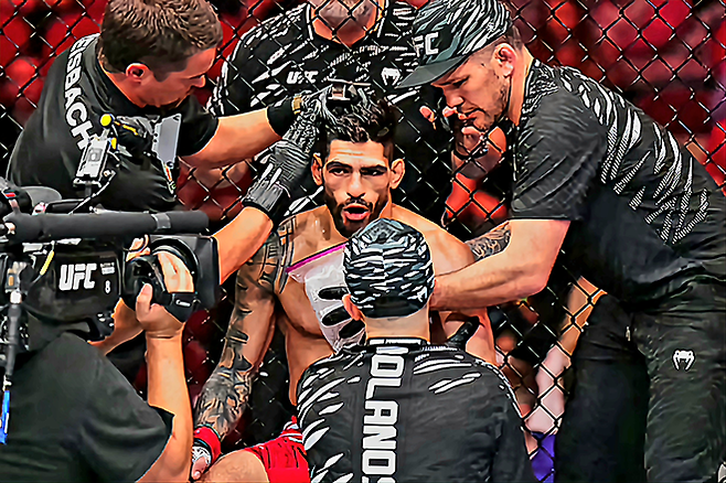 가스톤 볼라뇨스가 2025년 5월 미국 아이오와주 디모인의 케이시스 센터에서 UFC 개인 통산 4번째 경기를 치르며 라운드 휴식 시간 세컨드의 지시를 듣고 있다. 사진=TKO