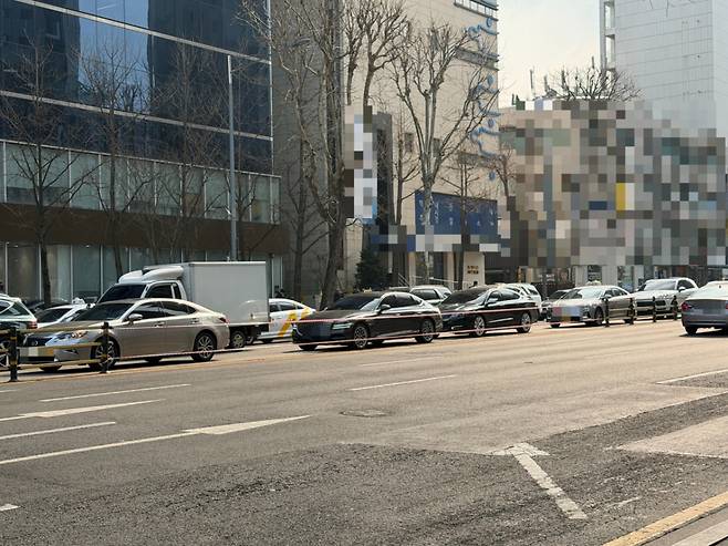 9일 오전 서울 강남구 서울지하철 7호선 청담역 부근 도로 모습. 도로 중간에는 중앙분리대가 일부 파손돼 테이핑이 돼있는 모습이었다./사진=민수정 기자.