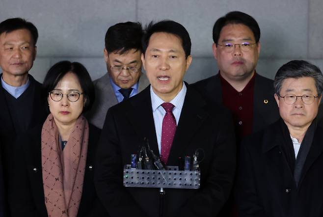 오세훈 서울시장이 9일 오후 서울 중구 서울시청 인근에서 김길성 중구청장 및 시의원 등 관계자들과 함께 국민의힘이 이날 발표한 결의문과 관련해 입장을 밝히고 있다. 앞서 국민의힘은 이날 열린 의원총회에서 윤석열 전 대통령의 정치적 복귀에 반대한다는 결의문을 채택했다./사진-뉴시스