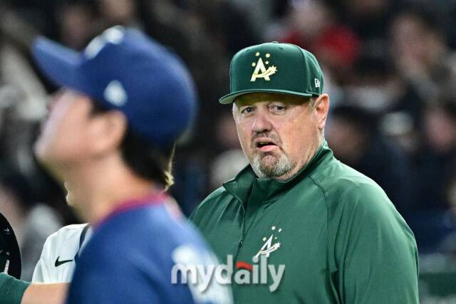 9일 일본 도쿄돔에서 열린 2026 월드 베이스볼 클래식(WBC) 조별리그 한국-호주 경기. 호주 닐손 감독이 경기 전 도열하고 있다./도쿄(일본) = 한혁승 기자