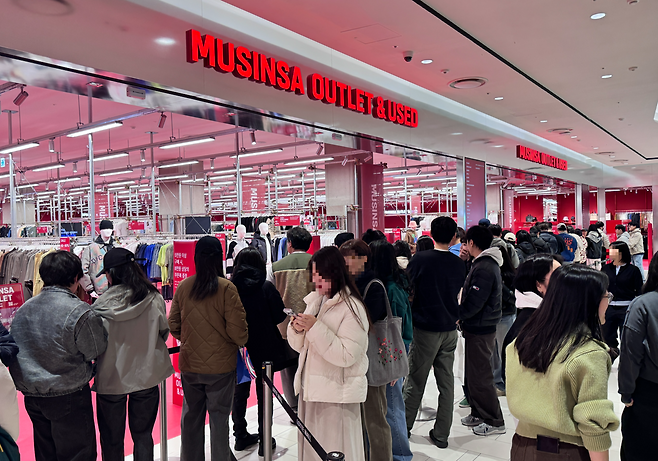 5일 서울 은평구 진관동 롯데몰 은평점 지하 1층에 문을 연 ‘무신사 아울렛’ 1호 매장 앞에 긴 대기줄이 늘어섰다. 김진 기자