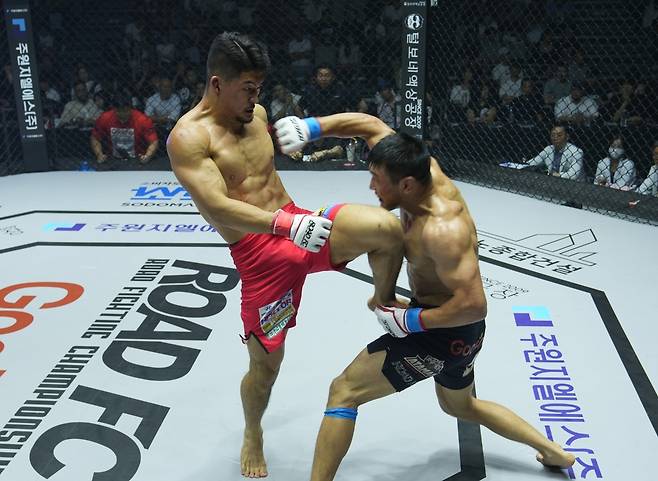 니킥을 시도하는 김현우(왼쪽)