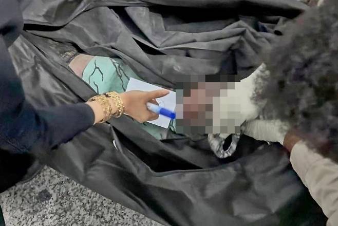 28일(현지시간) 미국과 이스라엘의 대규모 공습으로 초토화된 이란 호르모즈간주 미나브시 샤자레 타이에베 여자초등학교에서 수습된 한 소녀. 2026.2.28 미나브 AP 뉴시스(이란 외신 담당 부서 제공)