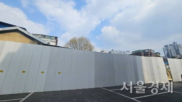 서울 중구 신당동 ‘신당8구역’ 주택 재개발 정비사업지에 펜스가 둘러진 모습. 이주가 완료된 후 철거 준비 중인 상황이다. 백주연 기자