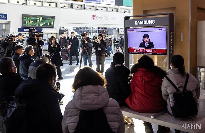 2월19일 서울역에서 윤석열 내란우두머리 혐의 1심 선고 방송을 지켜보는 시민들. ⓒ시사IN 조남진