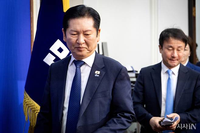2월23일 정청래 더불어민주당 대표, 한병도 원내대표(왼쪽부터)가 최고위원회의에 참석하고 있다. ⓒ시사IN 박미소