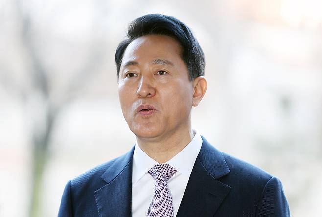 명태균 여론조사 의혹으로 기소된 오세훈 서울시장이 첫 공판 출석을 위해 3월4일 서울 서초구 서울중앙지법으로 향하며 입장을 밝히고 있다. ⓒ연합뉴스