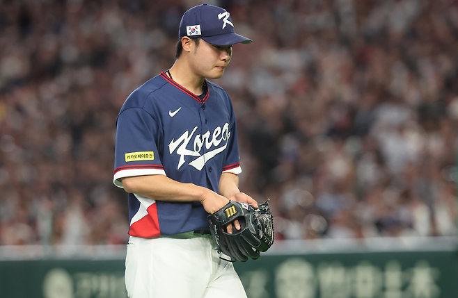 WBC 대표팀 김영규가 지난 7일 일본전 부진 후 교체되고 있다. 연합뉴스
