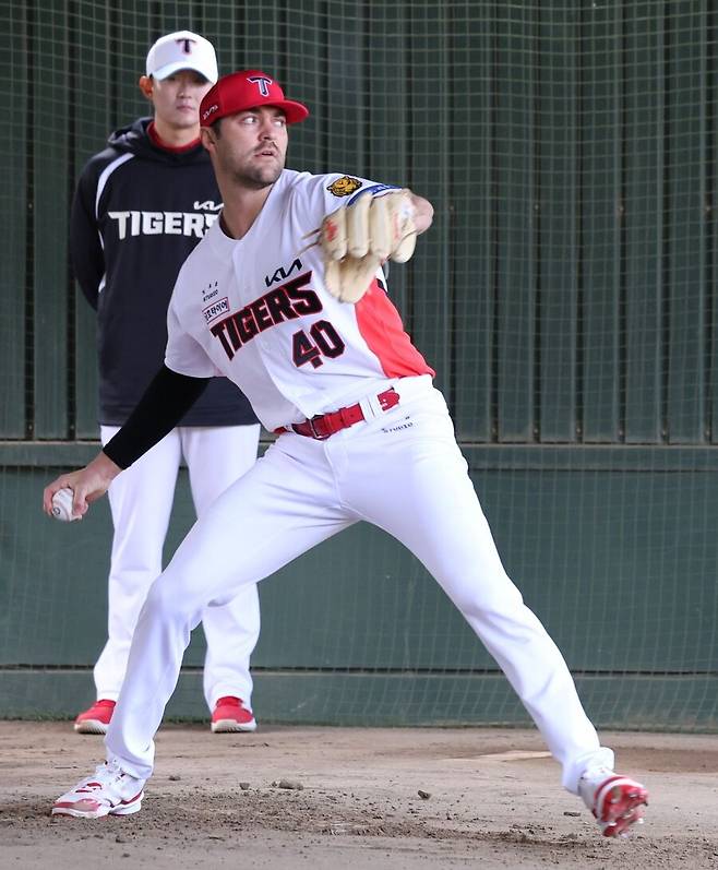 ▲ 비시즌 동안 메이저리그 올스타 투수인 클레이 홈즈와 커브 개발에 열을 올린 제임스 네일 ⓒKIA타이거즈