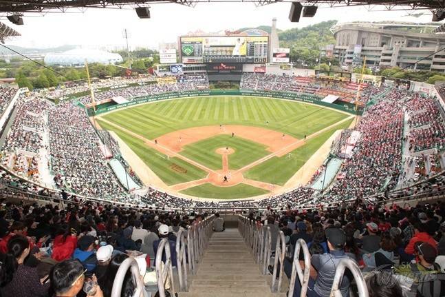 2018년 SK 와이번스 시절(현 SSG 랜더스), 만원 관중을 이룬 인천SK행복드림구장 /사진=SK 와이번스