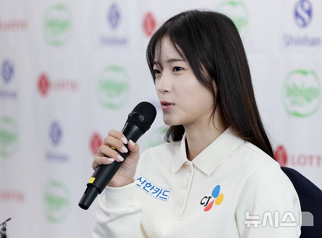 취재진 질문에 답하는 최가온의 모습. /사진=뉴시스