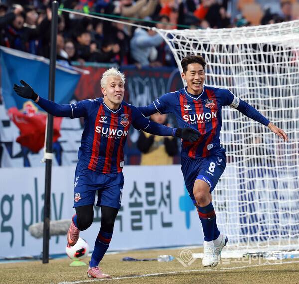 수원FC 후반47분 프리조 골 성공시키고 한찬희와 환호하는 모습.2026.03.07.(사진=김경수 기자)