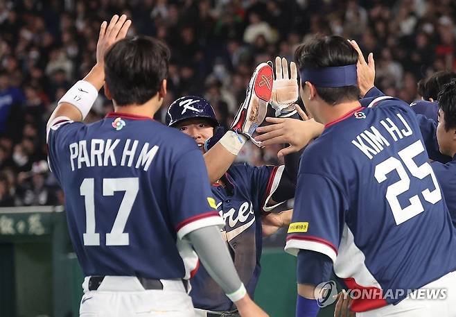 질주하는 한국 (도쿄=연합뉴스) 임화영 기자 = 9일 일본 도쿄돔에서 열린 2026 월드베이스볼클래식(WBC) C조 조별리그 최종전 대한민국과 호주의 경기.
5회초 2사 한국 문보경의 1타점 적시타 때 홈인한 안현민이 자축하고 있다. 2026.3.9 hwayoung7@yna.co.kr