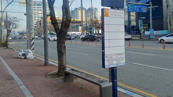지난 5일 광주광역시 서구 상무지구의 한 버스정류장에 BIT(버스도착안내단말기)가 설치되지 않은 모습. 김현수 수습기자