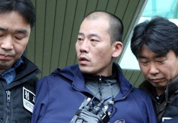 진주 방화흉기 난동 피의자 안인득이 지난 2019년 4월 25일 오후 경남 진주경찰서에서 검찰로 송치되며 취재진 질문에 답하고 있다. (사진=연합뉴스)