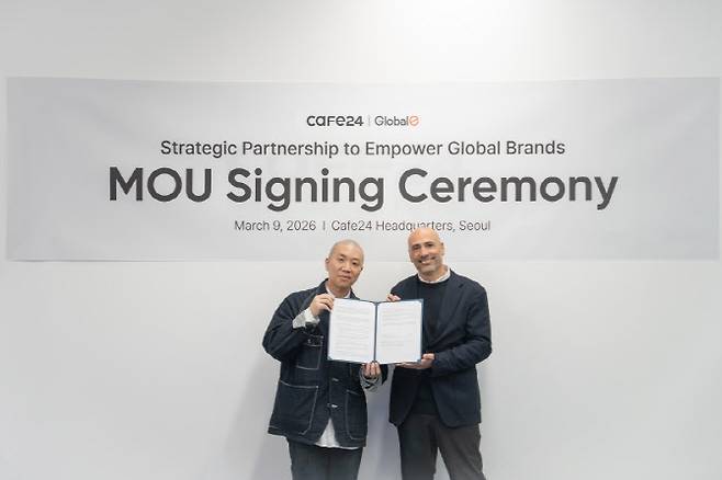 곽형석 커머스플랫폼팀 총괄팀장(왼쪽)과 란 알모그 글로벌-e 코리아 지사장이 9일 카페24 본사에서 진행된 MOU 체결 행사에 참석해 기념 촬영을 진행하는 모습. 사진=카페24