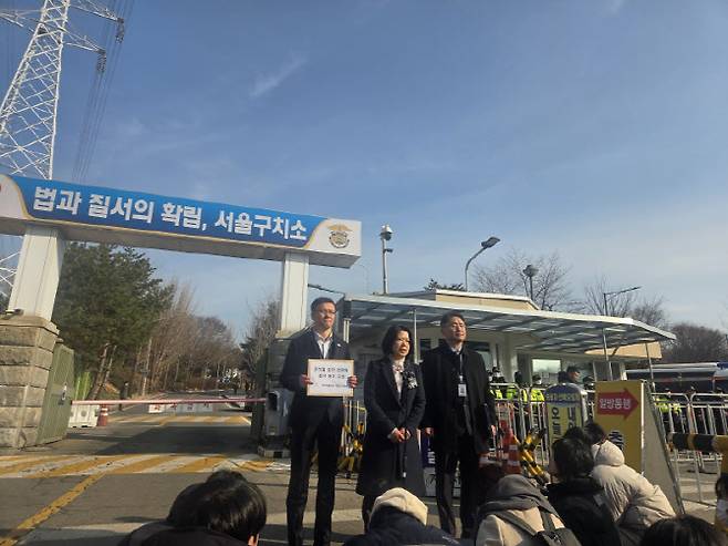 이태원 특조위가 10일 오전 윤 전 대통령이 수용된 서울구치소를 찾아 청문회 참석을 요구하려 하는 모습이다. (사진=염정인 기자)