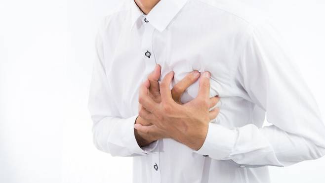 '협심증'은 고혈압, 고지혈증, 고혈당이 원인으로 작용할 수 있다|출처: 클립아트코리아