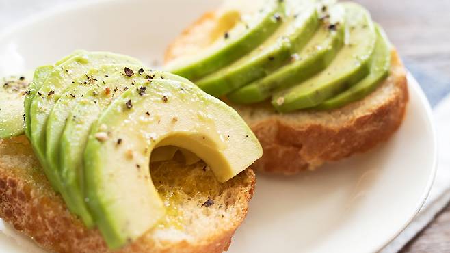 건강식품으로 꼽히는 아보카도는 고칼로리 식품으로 식단 구성 시 섭취량에 주의해야 한다 |출처: 게티이미지뱅크