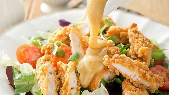 샐러드는 토핑과 드레싱 선택에 따라 1천 칼로리를 넘을 수 있다|출처: 게티이미지뱅크