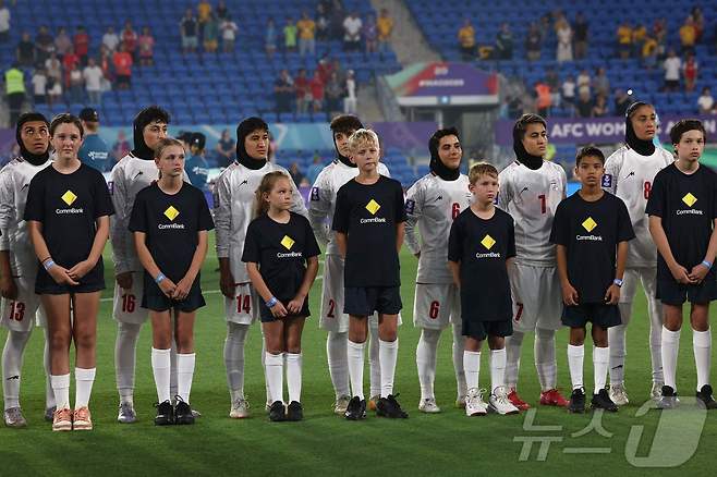 지난 2일 열린 2026 AFC 여자 아시안컵 조별리그 A조 한국전에서 국가 제창을 거부한 이란 여자축구대표팀 선수들. ⓒ AFP=뉴스1 ⓒ AFP=뉴스1