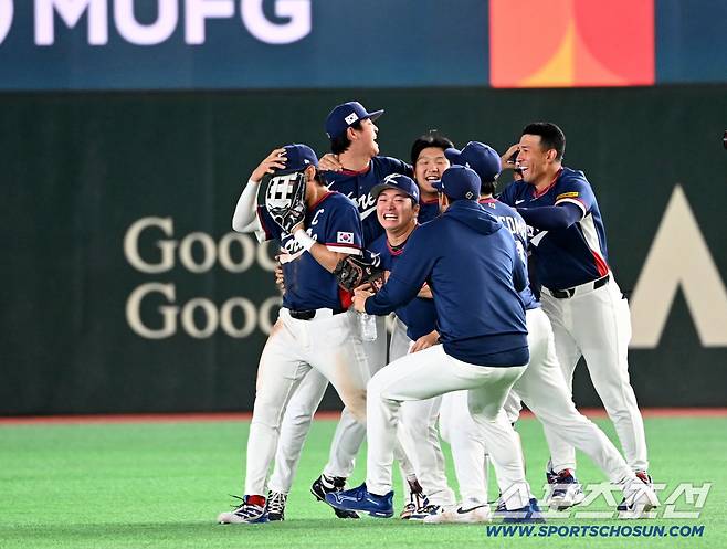 9일 일본 도쿄돔에서 열린 WBC(월드베이스볼클래식) 한국과 호주의 경기, 한국이 승리하며 8강행을 확정했다. 경기가 끝나자 환호하는 한국 선수들. 도쿄(일본)=허상욱 기자wook@sportschosun.com/2026.03.09/