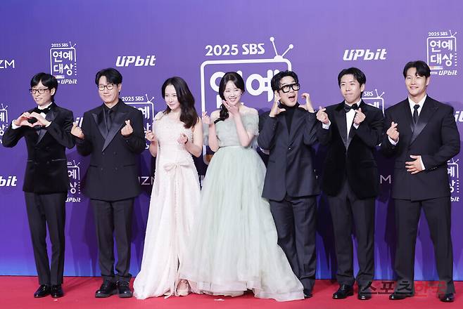 2025 SBS 연예대상 레드카펫 행사에 참석한 유재석, 지석진, 김종국, 하하, 송지효, 양세찬, 지예은. 25.12.30 ⓒ이혜영 기자 lhy@hankooki.com