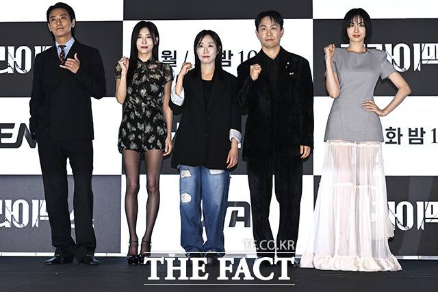 배우 주지훈과 하지원, 이지원 감독, 배우 오정세, 나나(왼쪽부터)가 10일 오후 서울 구로구 디큐브시티 더세인트 그랜드볼룸에서 열린 ENA 월화드라마 '클라이맥스' 제작발표회에 참석해 포즈를 취하고 있다. /송호영 기자