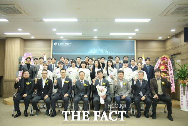 10일 충남개발공사 여자핸드볼선수단 창단식을 마친 후 선수단과 함께 기념촬영을 하고 있다. /충남개발공사