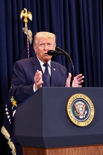 도널드 트럼프 미국 대통령이 9일(현지시간) 플로리다주 마이애미의 자신이 소유한 골프장에서 기자회견을 하고 있다. 이는 미국과 이스라엘의 이란 공습으로 시작된 전쟁이 발발한 이후 처음 갖는 기자회견이다. 로이터연합뉴스