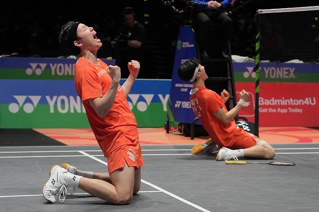 배드민턴 남자 복식 세계랭킹 1위 서승재(왼쪽)-김원호 조가 9일 영국 버밍엄에서 끝난 세계배드민턴연맹(BWF) 월드투어 전영오픈 남자 복식 결승에서 말레이시아의 아론 치아-소위익 조를 꺾고 우승을 확정한 뒤 코트에 무릎을 꿇고 포효하고 있다. 버밍엄=AP 뉴시스