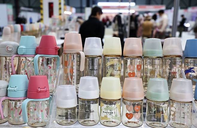 지난달 20일 서울 강남구 세텍에서 열린 서울베이비키즈페어에서 관람객들이 육아용품을 살펴보고 있다. 뉴스1