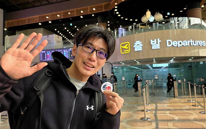 야마모토 쓰요시 서기관이 9일 인천공항 출국장에서 한·일 수교 60주년을 기념하는 마크를 들고 이별 인사를 하고 있다. 본인 제공