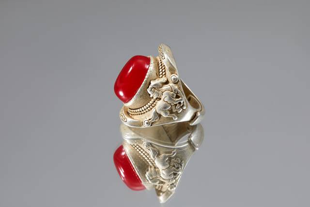 청나라 때의 장기족문 말 반지. 붉은색 보석이 박힌 은반지로, 안쪽 면 명문을 통해 장씨 성의 제작자가 만든 것을 알 수 있다.