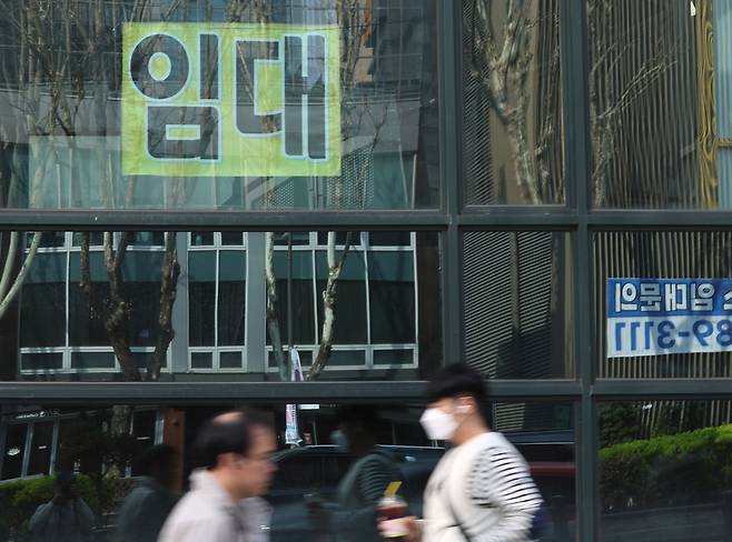 거래 절벽과 공실 부담이 맞물리며 지식산업센터 시장의 ‘숨 고르기’가 길어지고 있다. 지난해 전국 지식산업센터 매매 거래량은 전년 대비 22.1% 급감한 3030건에 그쳤다.연합뉴스