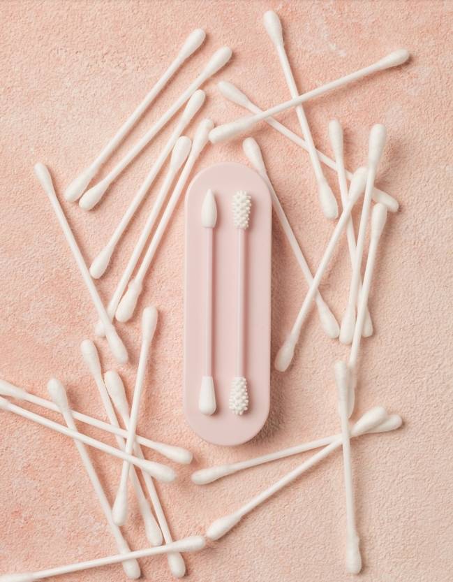 면봉이 놓여 있는 모습. 면봉은 귀 청소 외에도 생활 속에서 다양하게 활용된다. 사진=게티이미지뱅크