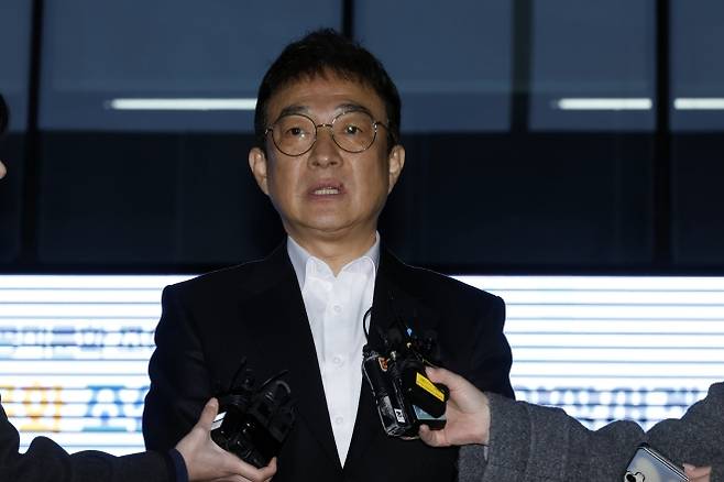 경찰 조사 후 입장 밝히는 이재룡 - 음주운전을 시인한 배우 이재룡이 10일 오후 서울 강남경찰서 교통조사계에서 피의자 신분으로 조사를 받고 나와 입장을 표명하고 있다. 이씨는 지난 6일 오후 11시쯤 서울 지하철 9호선 삼성중앙역 인근에서 차량을 몰다 중앙분리대를 들이받고 도주한 혐의를 받는다. 2026.3.10 뉴스1