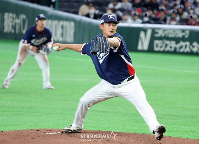 대표팀 맏형 노경은이 9일 도쿄돔에서 열린 2026 WBC 도쿄POOL 대한민국과 호주 경기 2회말 선발 손주영이 팔꿈치통증을 호소하며 강판되자 급히 투입돼 무실점 피칭을 선보이고 있다. /사진=강영조 선임기자