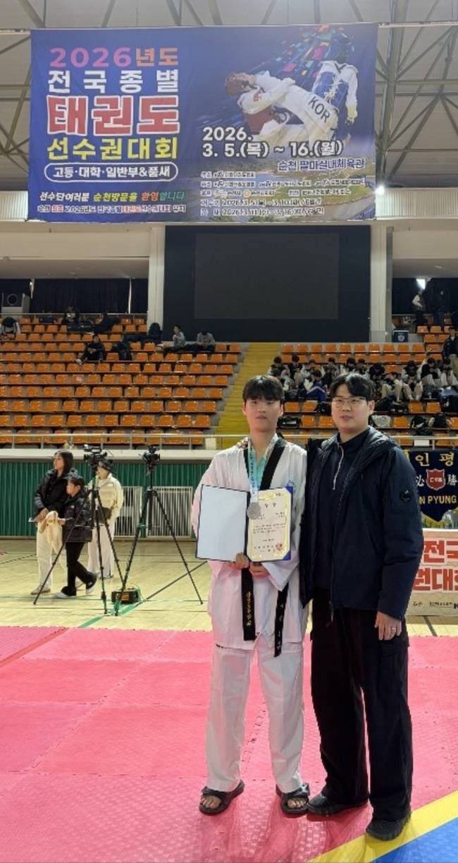 ▲ 전국종별태권도선서권대회에서 은메달을 획득한 상모고 이정우 학생과 박성욱 코치가 기념촬영을 하고있다. 상모고 태권도부제공