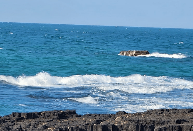 바다에 모습을 보인 두럭산.