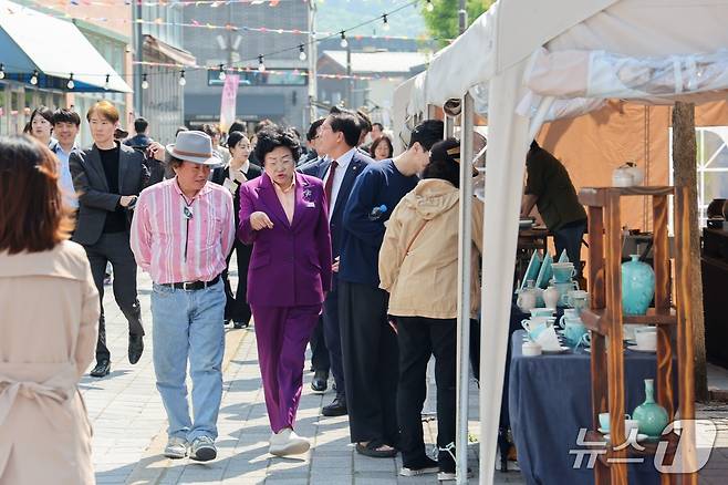 김경희 시장이 이천도자기축제장을 살펴보고 있는 모습.(이천시 제공)