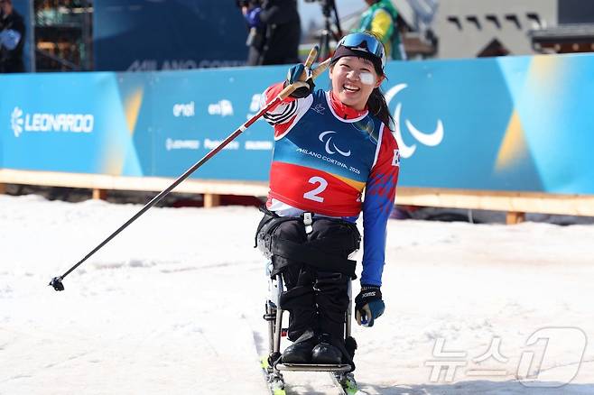 김윤지가 10일(현지시간) 이탈리아 테세로 크로스컨트리 스타디움에서 열린 2026 밀라노·코르티나 동계 패럴림픽 크로스컨트리 스키 여자 스프린트 좌식 결선에서 완주 후 기뻐하고 있다. (대한장애인체육회 제공. 재판매 및 DB금지) 2026.3.11 ⓒ 뉴스1