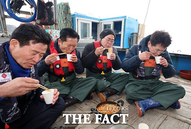 정청래 더불어민주당 대표(왼쪽 두번째)와 인천시장 후보로 단수 공천된 박찬대 의원(왼쪽 세번째)이 11일 오후 인천 강화군 서검도 앞바다 조업한계선 근처 괴리어장에서 새우잡이 조업 체험을 하던 중 라면을 먹고 있다. /강화군=배정한 기자
