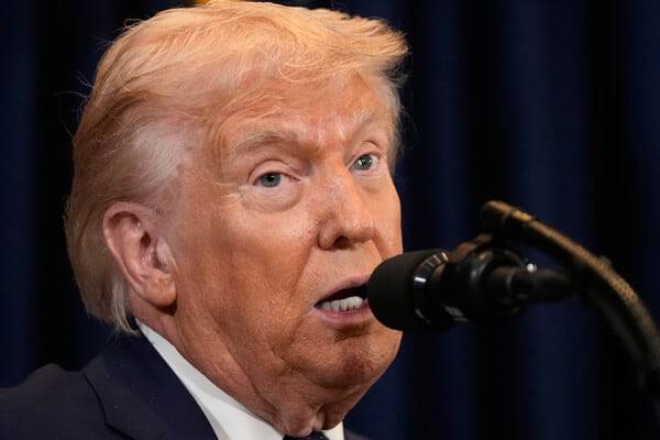 도널드 트럼프 미국 대통령이 9일(현지시간) 미국 플로리다주 도럴에서 열린 기자회견에서 발언하고 있다. /AP 뉴시스