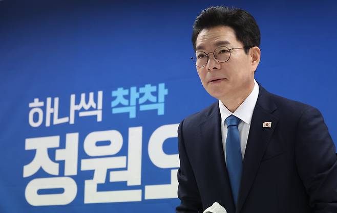 더불어민주당 서울시장 예비후보인 정원오 전 성동구청장이 11일 서울 중구 상연재에서 열린 캠프 1차 프레스데이에서 인사하고 있다. /연합뉴스