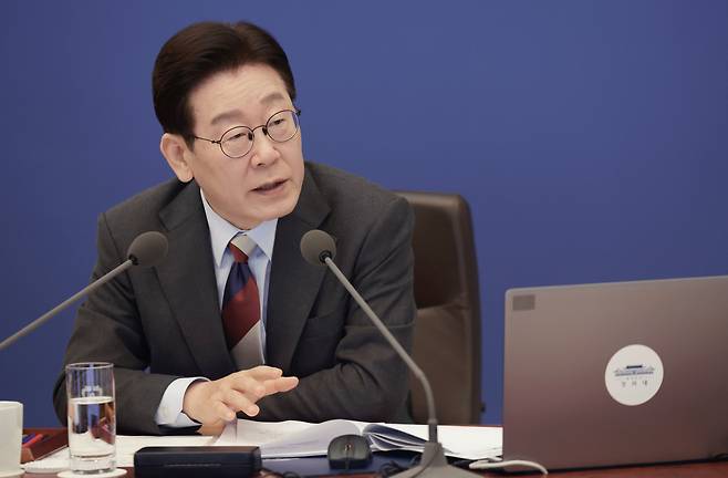 이재명 대통령이 5일 청와대에서 열린 임시 국무회의에서 발언하고 있다. /뉴스1